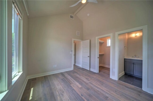 Building Photo - 1006 E 8th St