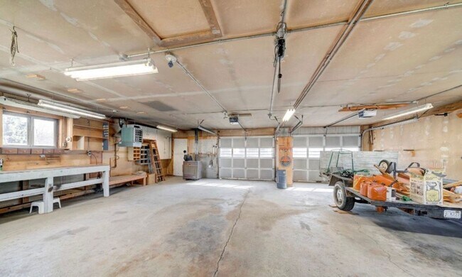Building Photo - 528 N Black Ave