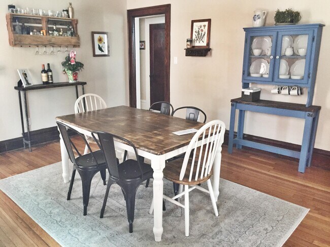 Building Photo - 1704 Oak St