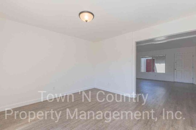 Building Photo - 3 Bedroom, 2 Bath Creekside Condo Available Now!