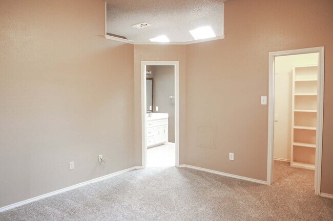 Building Photo - Beautifully Maintained 3/2/2 in Preston Smith