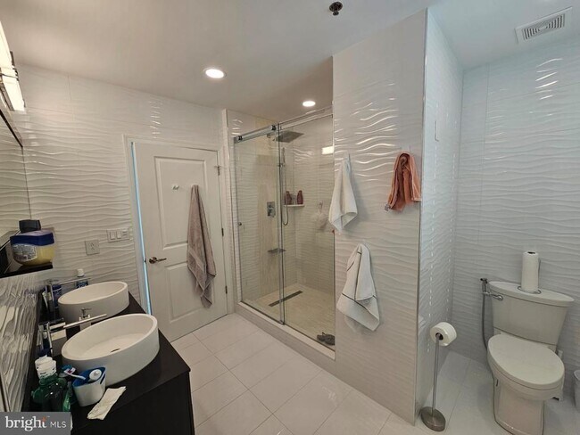 Building Photo - 5750 Bou Ave