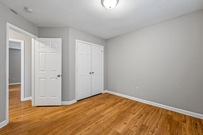 Building Photo - SW - Like New Home, Vaulted LR Ceiling, Fire Place, Wood Flooring, Several Updates!