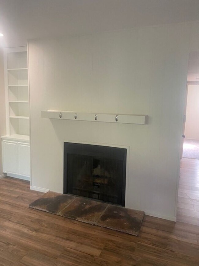 Building Photo - LOCATION, LOCATION 2 Bedroom 2 Bathroom Condo