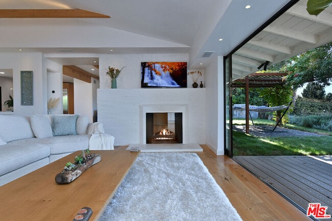 Building Photo - 2145 Linda Flora Dr