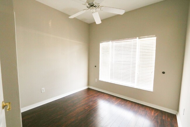 Building Photo - Spacious 3-Bedroom Townhome in Gated Kings...