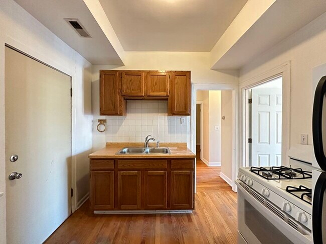 Building Photo - 4550 N Western Ave