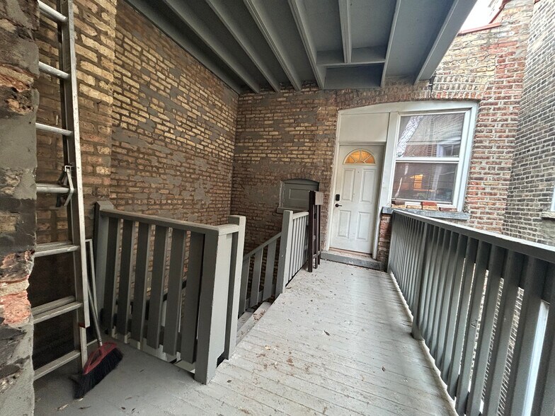 Building Photo - 728 W Barry