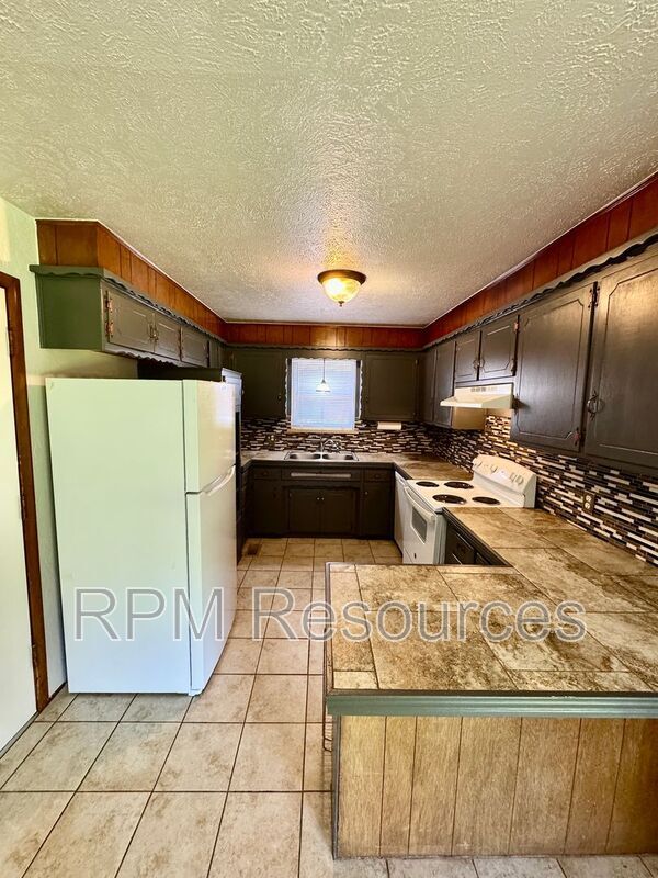 Building Photo - 7116 S Klein Ave