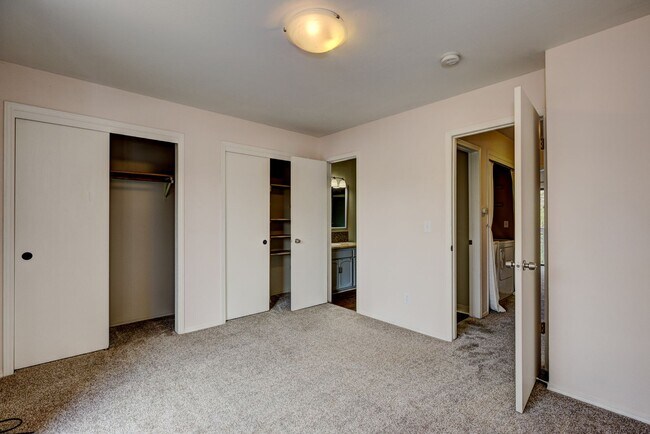 Building Photo - Central 2 bed 1.5 bath Townhouse