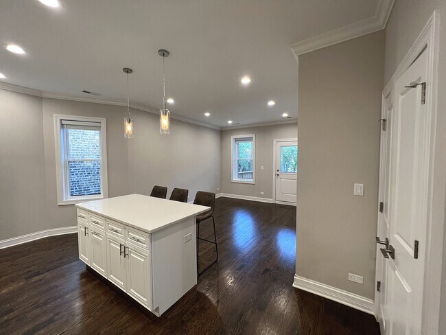 Building Photo - 1744 W Winnemac Ave