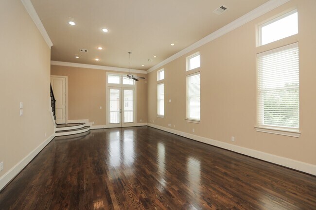 Building Photo - 1250 W 23rd St