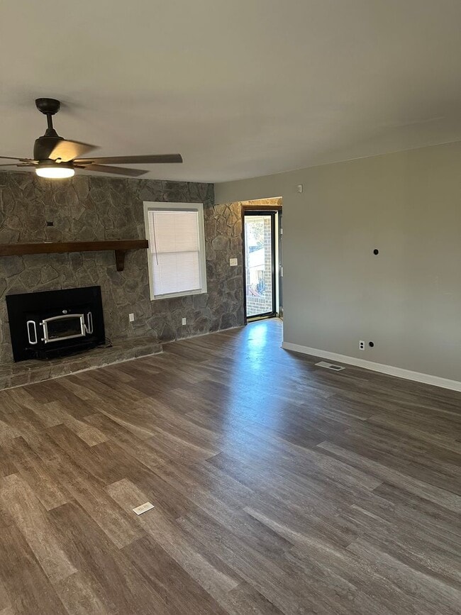 Building Photo - HOME AVALIABLE FOR RENT ON 2 ACRES!