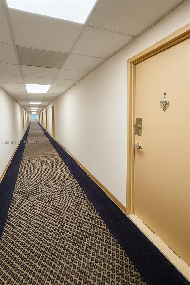 Building Photo - 400 Kings Point Dr