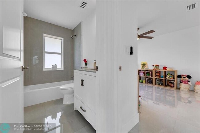 Building Photo - 9585 Carousel Cir S