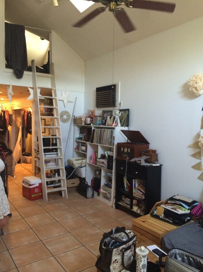 Building Photo - Adorable Studio Apartment with a Loft-$300...