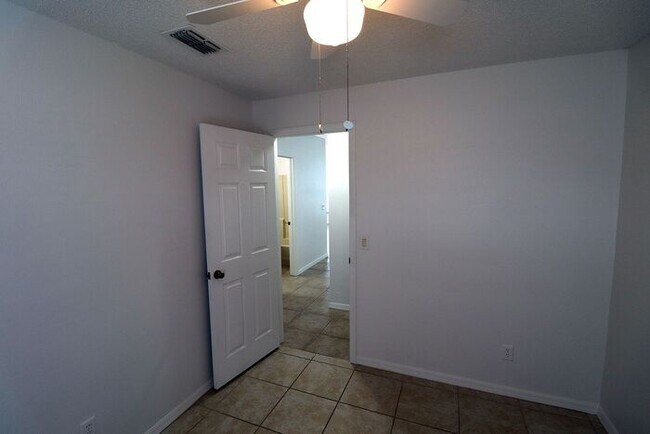 Building Photo - Corner of Curry Ford and Goldenrod 3 bedroom 2 baths and one car garage