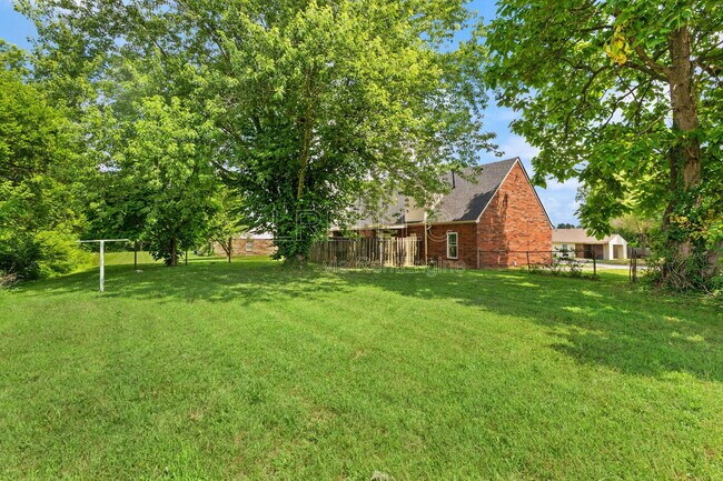 Building Photo - 817 Lancelot Ct