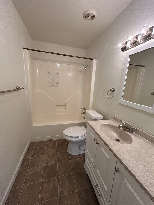 Building Photo - 1301 E 9th St