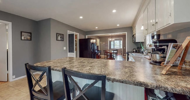 Building Photo - Available early Jan! 3bd/2bth w/fenced yard