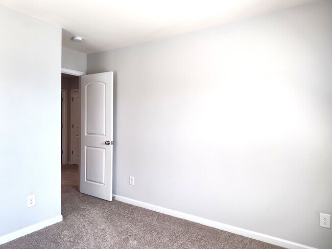 Building Photo - Charming, end-unit, townhome located in the Wrights Crossing Community!