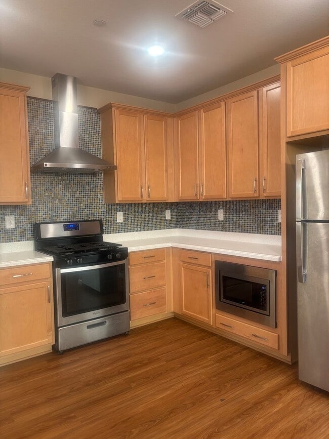 Building Photo - Beautiful 3 bedroom, 2.5 bathroom Home