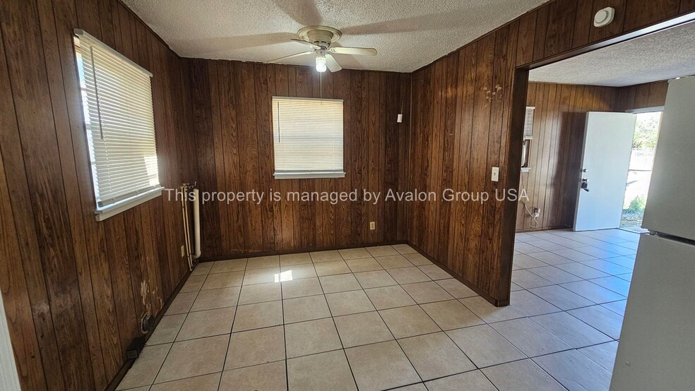 Building Photo - 1560 W 6th St