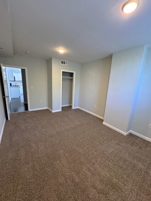 Building Photo - 2402 Lakeview Ave