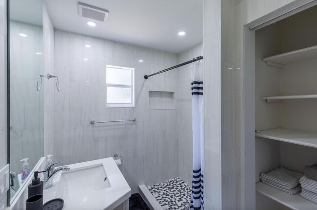 Building Photo - 16932 Aintree Dr W