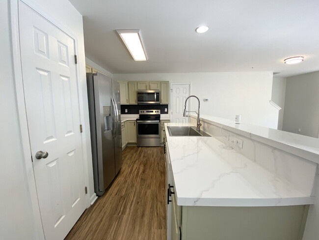 Building Photo - Charming End Unit Townhome in Mill Creek!