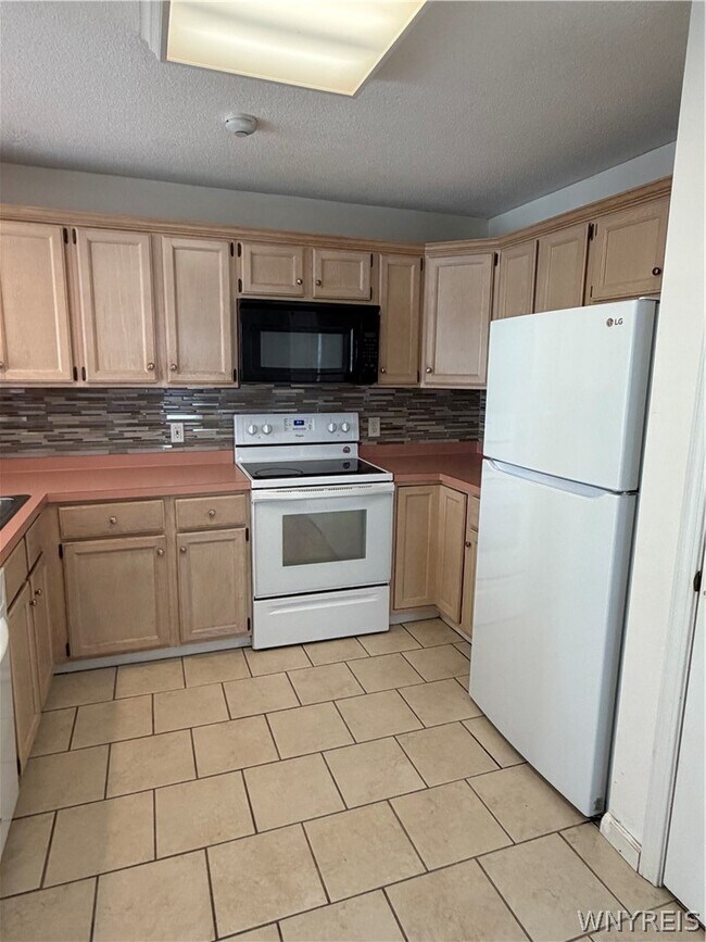 Building Photo - 304 Forest Edge Dr