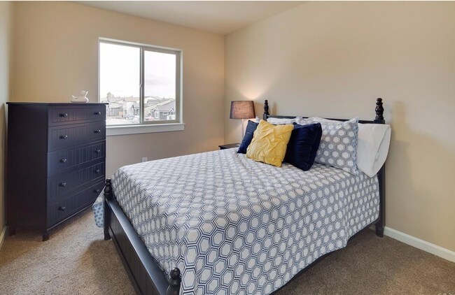 Building Photo - Stunning 3 Bed Home - Fenced Yard, Community Amenities & Pool!