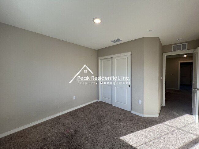 Building Photo - Updated Lincoln 4bd/2.5ba House With 2 Car...