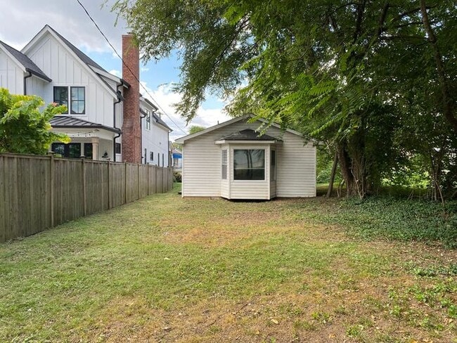 Building Photo - Germantown / Salemtown House for Rent!  2 Beds w/ extra rooms  + 2 full baths!