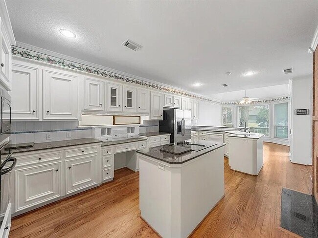 Building Photo - 2910 Chaucer Dr