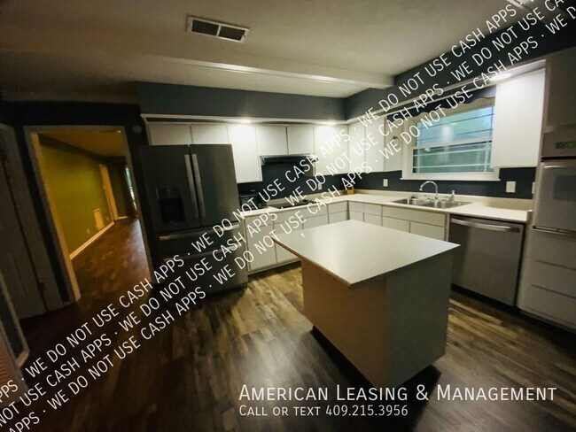 Building Photo - Perfect Home for anyone looking for a blen...