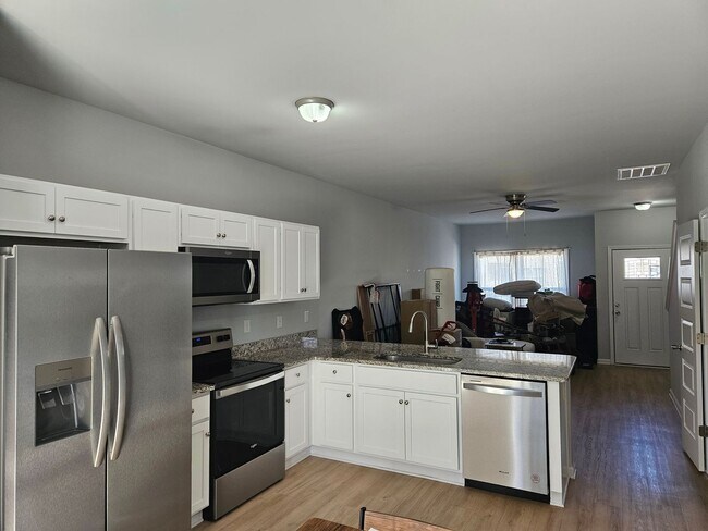 Building Photo - Beautiful unfurnished End unit - 2 bedroom...
