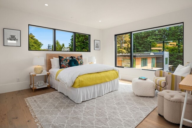 Building Photo - 7Bd/6Ba Bellevue Home