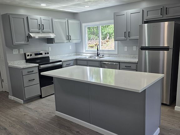 Building Photo - Newly remodeled single family home