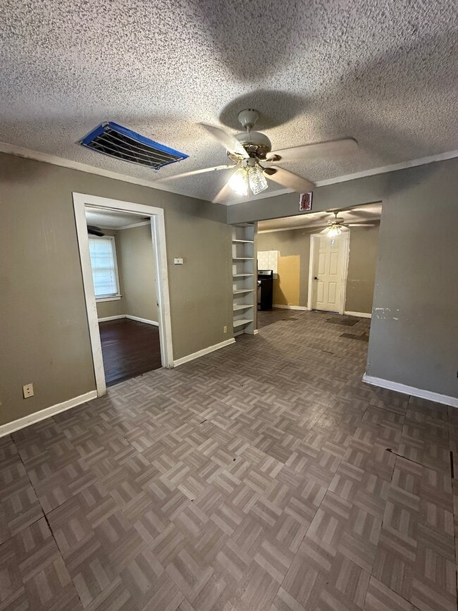 Building Photo - 944 W Lynwood Ave