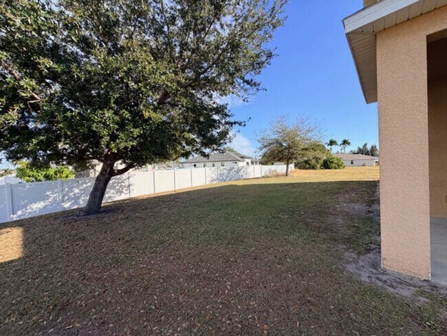 Building Photo - Spacious 4 bedroom, 2.5 bath, 2 car garage home for rent on a corner lot!