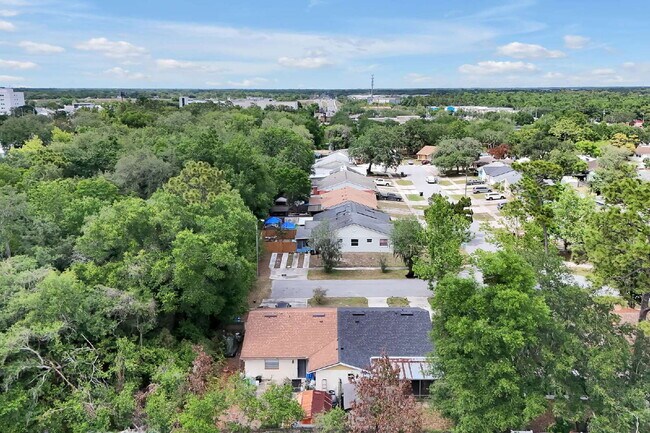 Building Photo - "Charming 2-Bed, 2-Bath Townhouse Retreat in Orlando's Heart - 1010 Sq Ft of Comfort!"