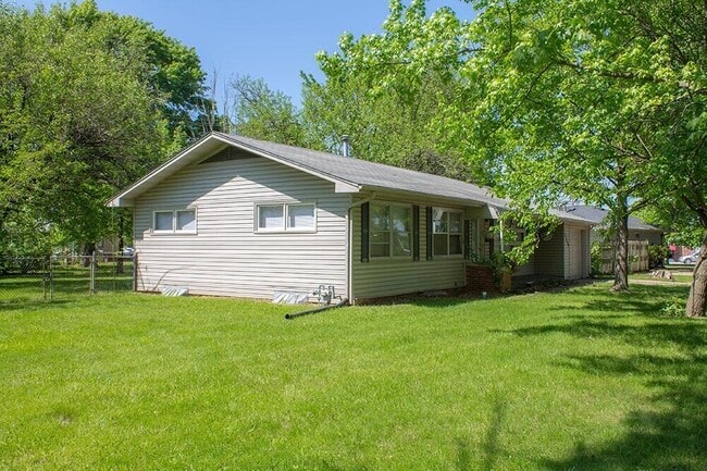 Building Photo - 2309 Highland Dr