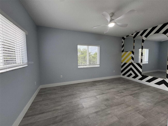 Building Photo - 1315 Royal Palm Dr
