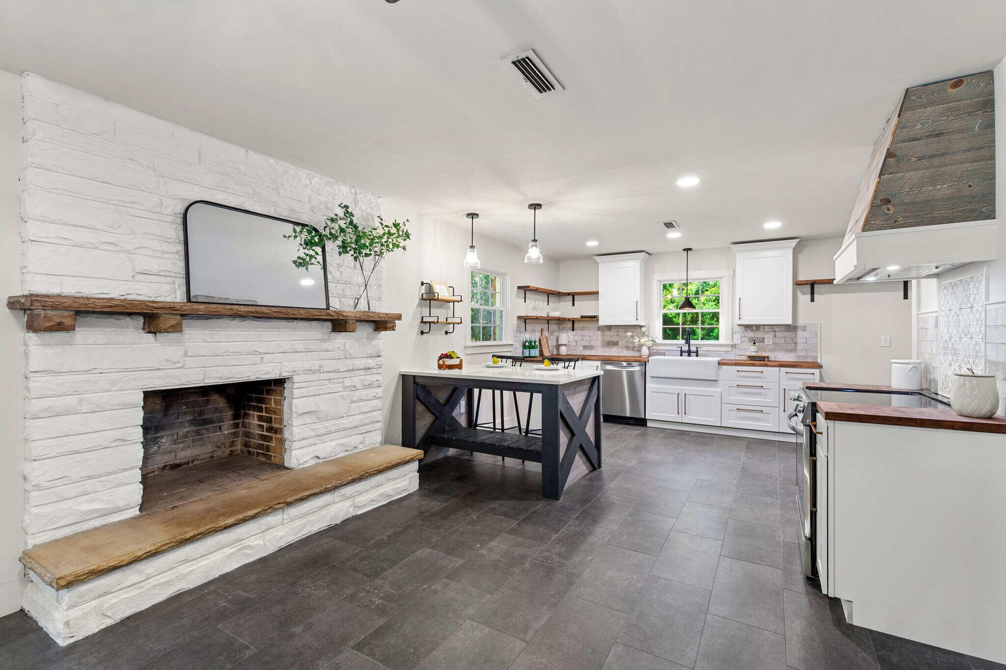 Building Photo - 7916 Valley View Dr SE