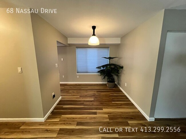 Building Photo - First Floor, 3 BR Condo in the Private Qua...