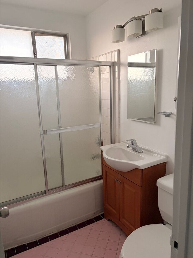 Interior Photo - 5919-5925 Crenshaw Blvd