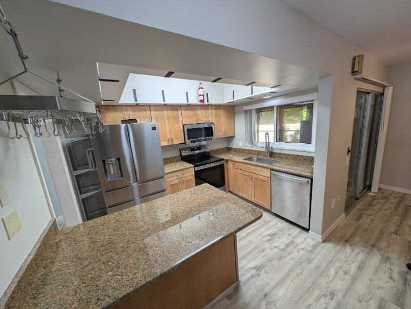 Building Photo - 557 Wilkie St