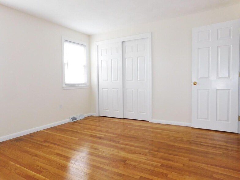 Building Photo - 249 Bridge St