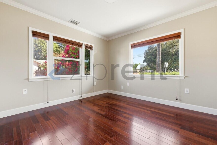 Building Photo - Unit